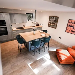 https://emery-street-lodge.cambridgehotelsuk.com